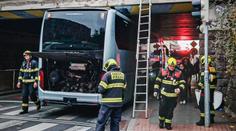 Pod mostem v Praze se zasekl autobus plný dětí. Na pomoc jim vyrazili hasiči