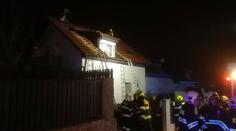 Plameny při požáru u Prahy skočily na druhý dům, škoda jde do milionů
