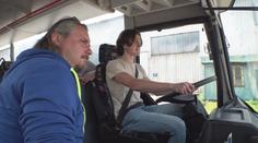 Češi by mohli autobus řídit už od 18 let. Návrh rozděluje odborníky i společnost