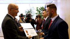 Pilot MiGu po katapultáži stál u silnice a stopoval. Jeho zachránce ocenili