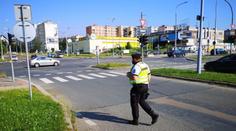 Řidič v Plzni měl srazit na přechodu dvě dívky a ujet. Policie ho vypátrala