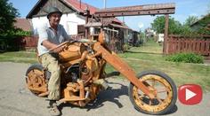 To je ale chopper! Celý ze dřeva a motor má z polského fiátka. FOTKY A VIDEA