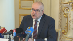 Krajům přidáme na platy ve školách, podpoříme i psychology, slíbil Bek