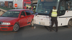 Řidička nedala přednost autobusu. Nehoda způsobila kilometrové kolony