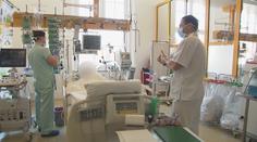 Hospitalizovaných rychle přibývá, nemocnice v Praze odmítají pacienty!