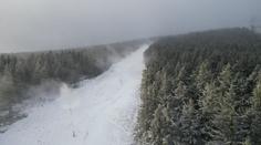 Skiareály se chystají na zimní sezónu. Sněhová děla jedou na plný výkon