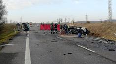 Vážná nehoda na Mělnicku: Srazila se tři auta, jeden člověk zemřel