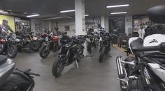 Prodejci motorek jsou radostí bez sebe. Už stihli vyprodat nejnovější modely