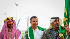 Ronaldo slavil v Saúdské Arábii. Pózoval s mečem i tradičním oděvem