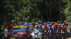 Čtrnáctou etapu TdF ovlivnil hromadný pád. Několik jezdců muselo do nemocnice