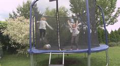 Lékaři varují! Počet úrazů dětí na trampolínách stoupá