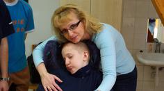 Po selhání učitelů NA ŠKOLNÍM VÝLETĚ byl Filip 10 let v komatu! Teď umřel mámě v náručí