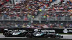 Virál z Formule 1. Maršál předvedl skok, který obletěl svět