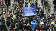 Vyhrocené protesty v Hongkongu, policie rozháněla dav slzným plynem