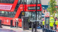 V Londýně havaroval dvoupatrový autobus. Zranilo se 17 lidí