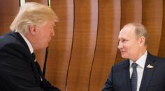 Pevný stisk a pohlazení po zádech: Trump se sešel s Putinem