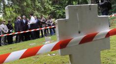 Tragická hra na hřbitově: Dítě (†2) zavalil převrácený náhrobek