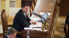 Bez omluvy půl platu. Vondráček chce postih za absenci poslanců