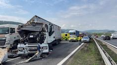 Tragická nehoda tří kamionů. Dálnice D5 je ve směru na Prahu opět průjezdná