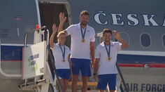 Cenné kovy jsou už doma. Medailisté z OH pózovali na letišti