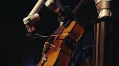Robot hudebníkem. Zahrál si se symfonickým orchestrem ve Švédsku