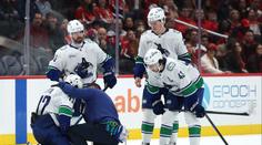 Smolař Chytil nedohrál zápas. Tom Wilson ho sestřelil tvrdým hitem na bradu