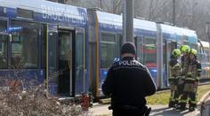 Děsivý incident v Německu: Muž zapálil v tramvaji svou manželku, je na útěku