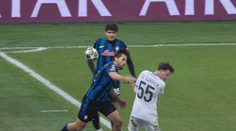 Frustrace a zuřivost kapitána Atalanty. Oplácel, ale působil komicky