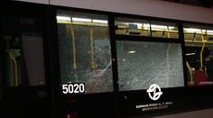Policie řeší poškození oken u autobusu a tramvají. Někdo po nich zřejmě střílel