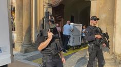 Do Národní galerie přivezli vzácný obraz. Doprovázeli ho policisté se samopaly