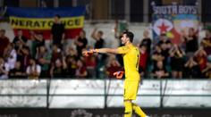 Drzý gólman Sparty Nita: Přistižen, jak rozhodčímu krade sprej! VIDEO