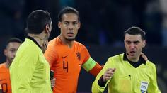 Hrdina van Dijk! Vystřelil postup, potom utíral slzy rozhodčímu