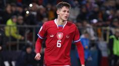 Poprvé nastoupil za seniorskou reprezentaci a hned je v sestavě kola