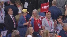 Sjezd republikánů v USA: Střelba na Trumpa neodradila fanoušky ani odpůrce