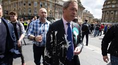VIDEO: Na britské kandidáty hází lidé milkshaky! Schytal to i Farage