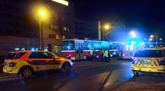 Hrůzná nehoda! Tramvaj přejela ženu ležící na kolejích