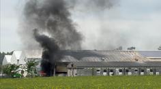 Požár v drůbežárně na Královéhradecku. Hasiči vyhlásili 3. stupeň poplachu