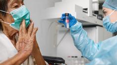 Problém! Koronavirus se rychle šíří mezi seniory, ukazují data