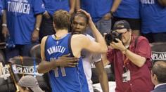 Oklahoma vyřadila Dallas, hvězdě Clippers zlomili v zápase ruku!