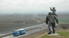 Řidičům u Olomouce podřezali patrona. Od dálnice museli obří sochu odvézt