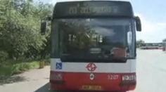 Zbytečný hazard! Řidič autobusu telefonuje za jízdy, i v zatáčkách!