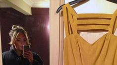 Blondýna prodávala na internetu šaty: Omylem se nafotila dole bez. FOTO