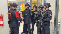 Policie zasahovala v pražské bytovce. Kvůli údajnému střelci měla samopaly