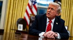 Cla na dovoz aut z Evropy? Trump si chce močit do vany, hodnotí Zdechovský