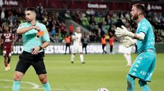 Šílenost v Ligue 2: Tři červené a devět gólů. Sudí se bál o svou bezpečnost