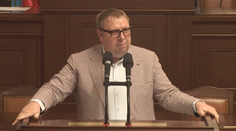 Poslanci po dlouhém jednání podpořili regulaci kratomu i změny povinného ručení
