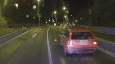 Opilý řidič ujížděl policistům. Honičku zastavil až náraz do plotu