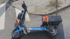 Muž boural na elektrokoloběžce. Neměl řidičák, hrozí mu dva roky vězení