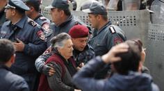 "Nemůžeme ven, v drátech uvízli lidé!" popsal Čech drsné protesty
