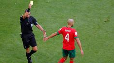 Sportovní gesto marockého fotbalisty. Po žluté kartě si plácnul s rozhodčím